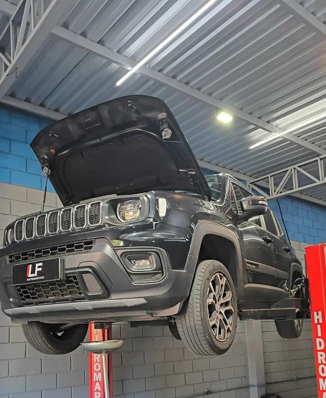 Jeep Renegade preto no elevador durante revisão periódica