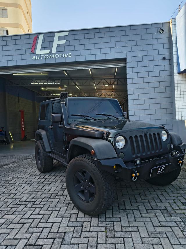 Jeep Wrangler preto com snorkel em frente à LF Automotive